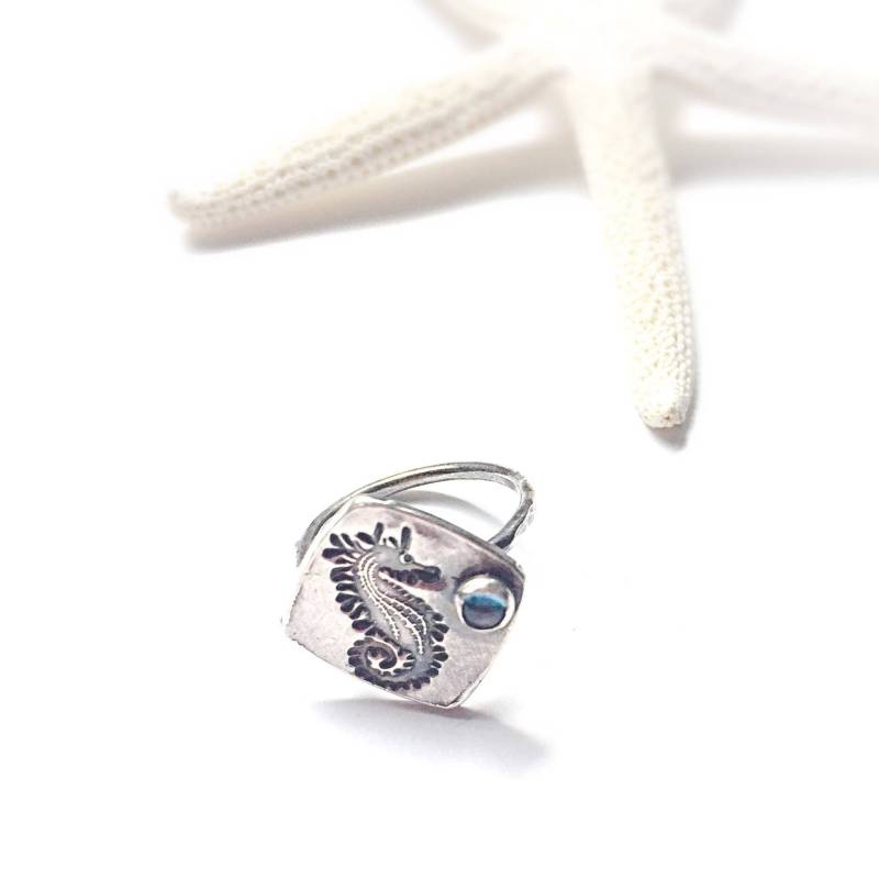 Handgefertigte Silber Seepferdchen Ring Mit Echten Blauen Topas Edelstein von OldeDogNewTricks