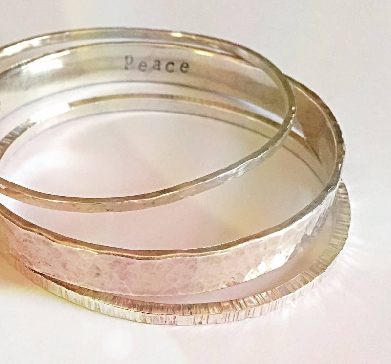 Personalisierte Dicke Silber-Banze, Angepasst An Kindernamen Oder Mantra Armband, Geheime Message Armbänder, Hidden Secret Quote von OldeDogNewTricks