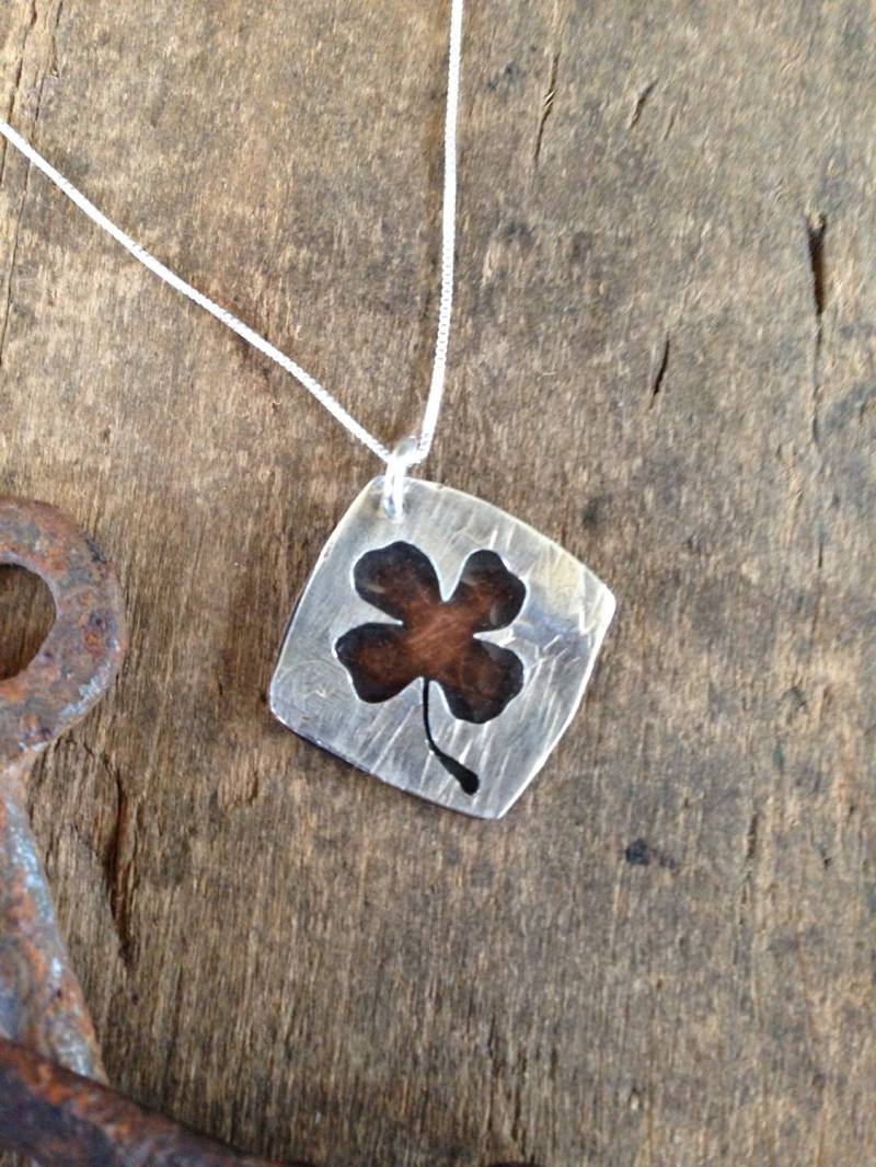 Vierblättriges Kleeblatt, Silberne Kleeblatt-Halskette - St Patricks Day Glücksbringer, Silhouette Geschenk Für Sie An Der Silbernen Halskette von OldeDogNewTricks