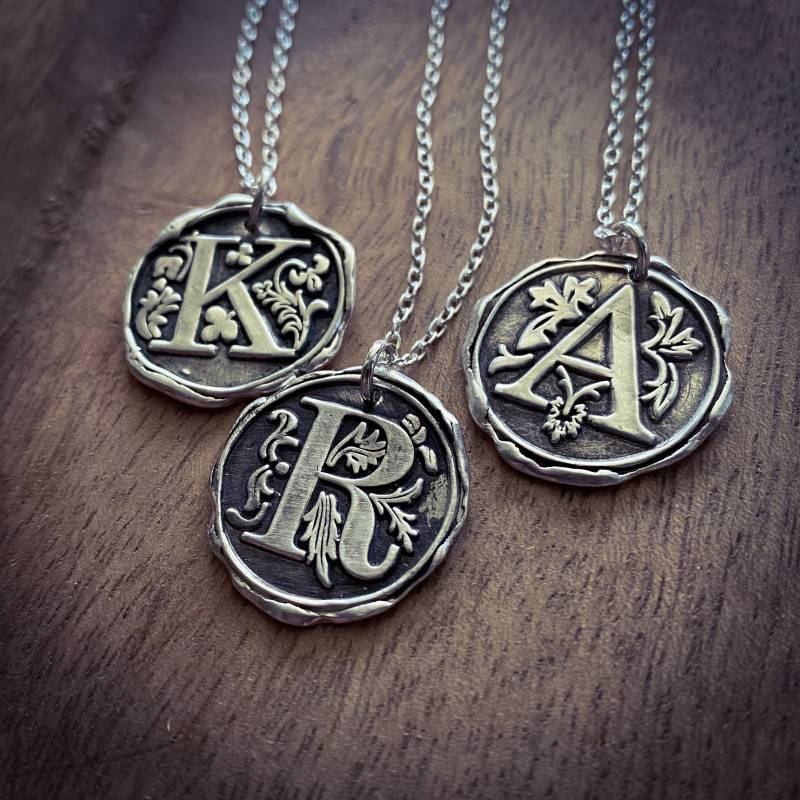 Wachs Siegel Monogramm Halskette, Buchstabe Halskette Brautjungfer Geschenk, Personalisierte Schmuck Weihnachtsgeschenk von OldeDogNewTricks