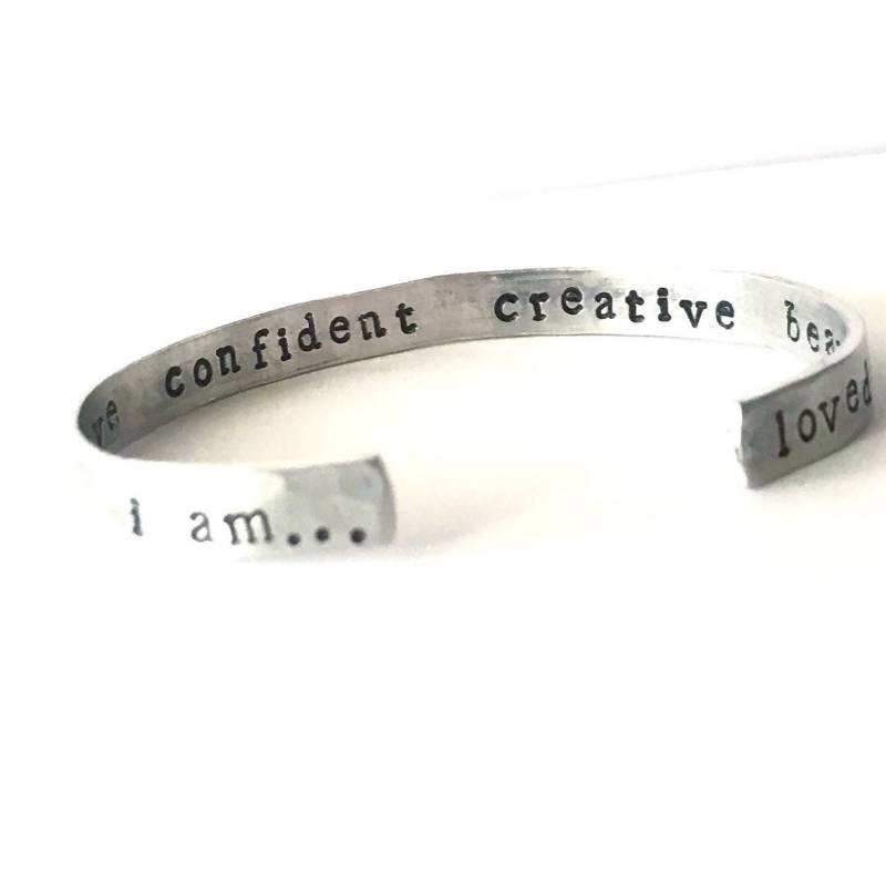 sterling Silber I Am Loved Geheime Nachricht Zitat Armband - Personalisierte Affirmation Mantra Individuell Mit Ihrem Text Graviert von OldeDogNewTricks