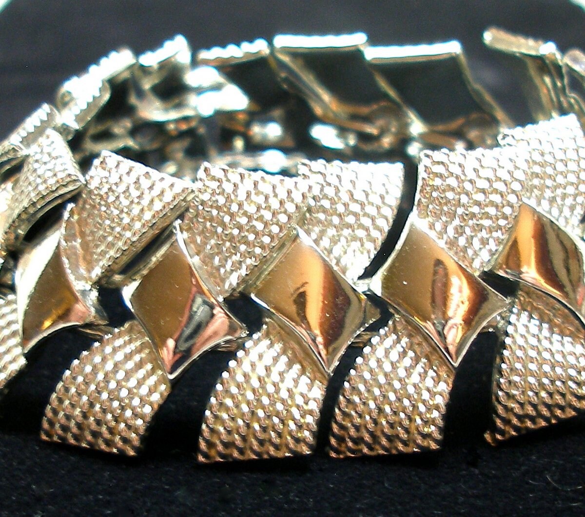 Vintage 1940Er Jahre Coro Silber Ton Armband. Reihen Von Schleifen von OldeTymeNotions