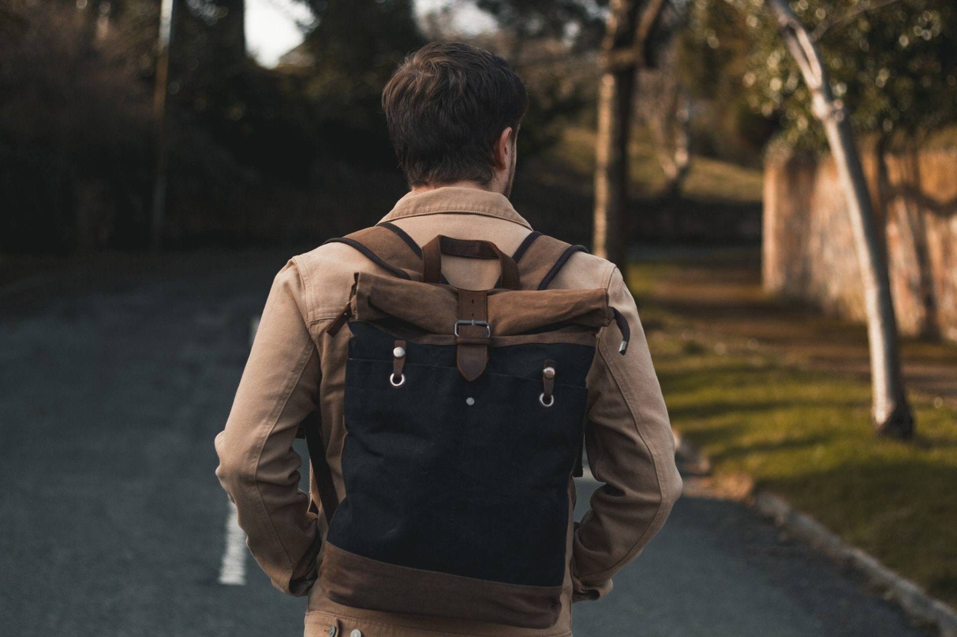 Gewachster Canvas-Rucksack & Leder-Detail | Schwarzer Rolltop Rucksack Bag Vintage Rustikale Erbstaschen Für Herren Damen Altfeld von OldfieldWorkshop