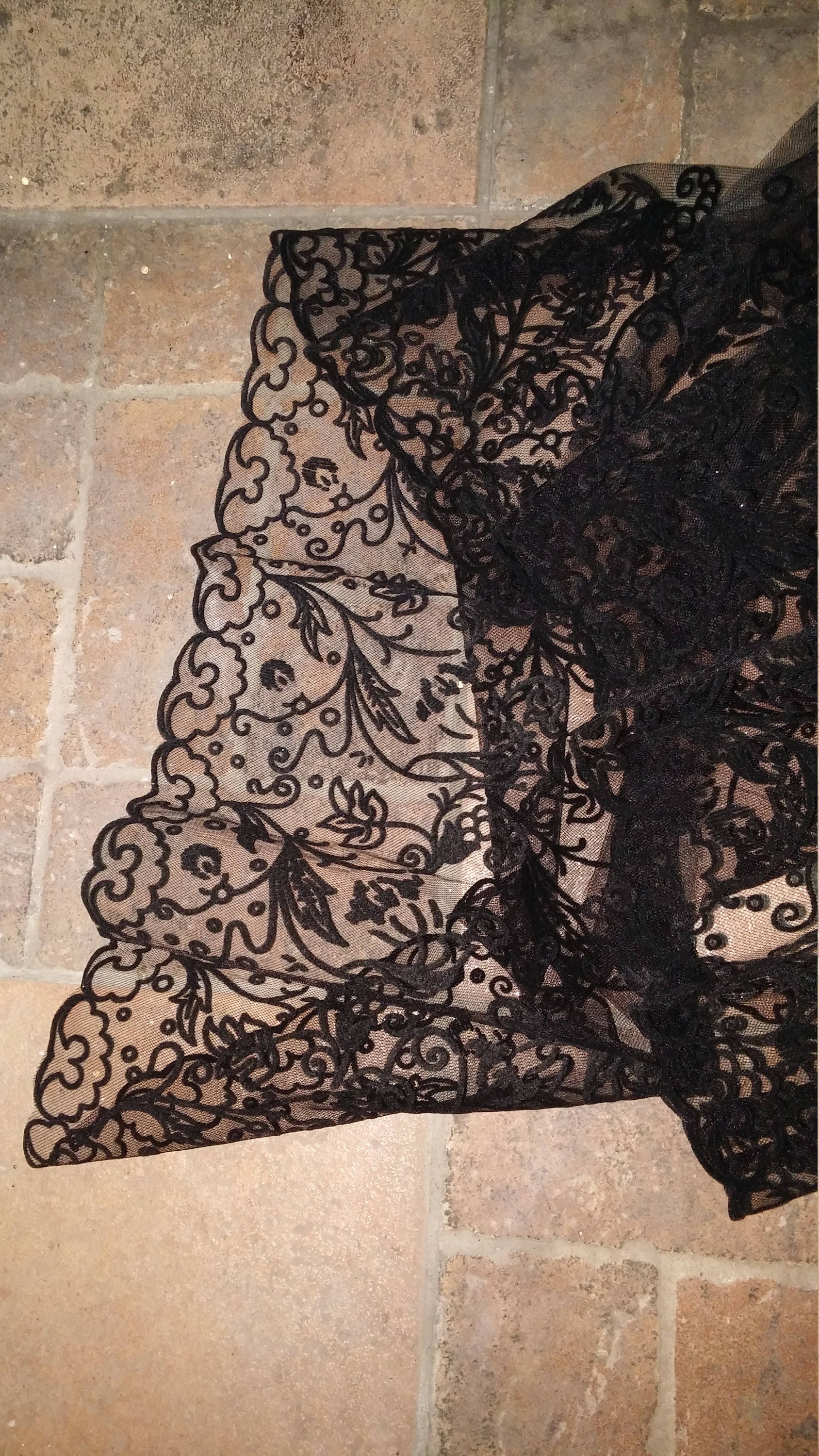 Schöne Ruhe Spitze Material Schwarz Schöne Ruhe Spitze Material Schwarz von OldiesButGoldiesCro