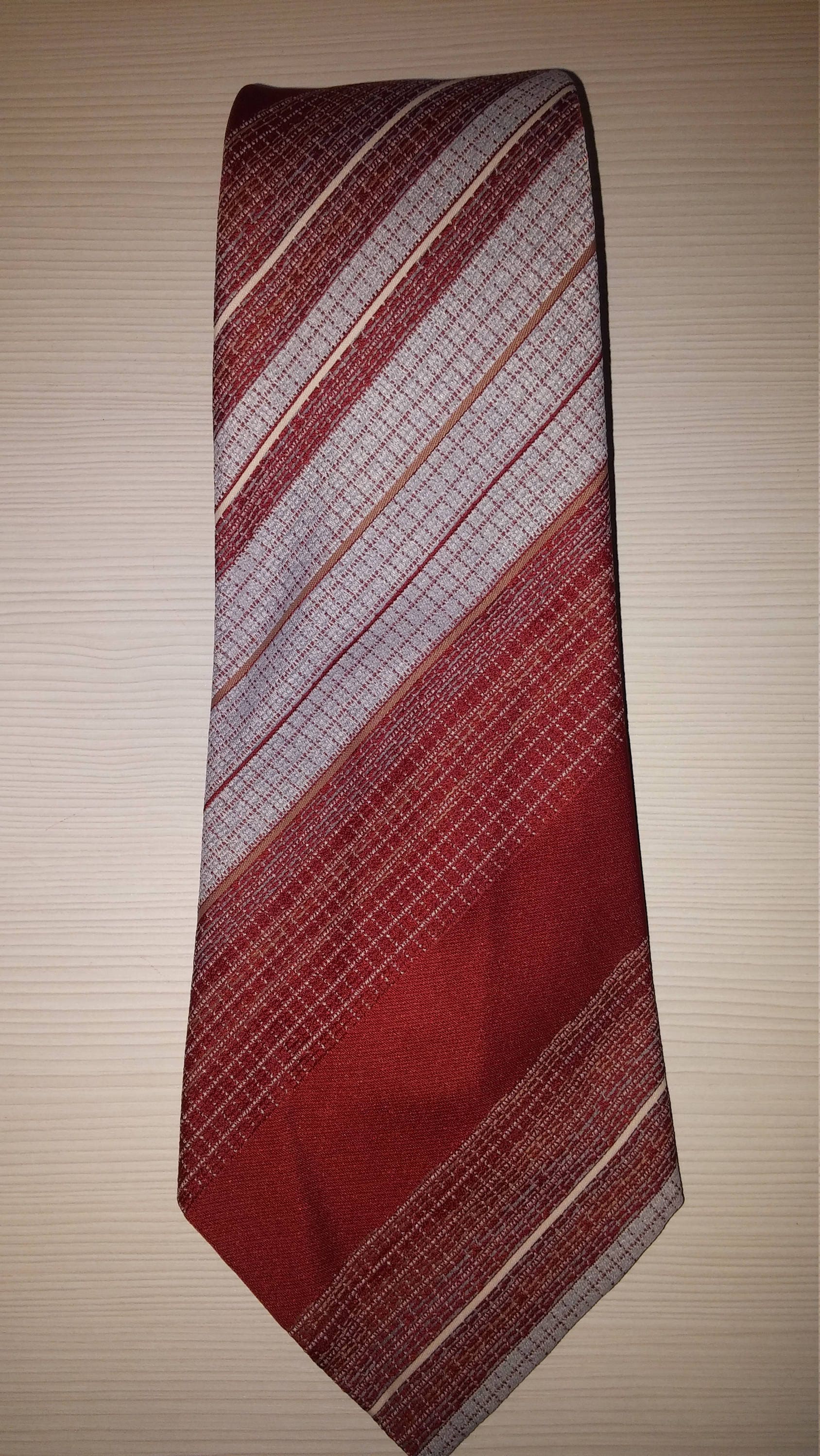 Vintage Retro Binden Neu in Originalverpackung Made 1978 Zb Yugosavia Dunkel Rot Für Sammler Und Fans Zu Vintage Retro Binden Neu in Originalverpackung Made 1978 Zb Yugosavia Dunkel Rot Für Sammler Und Fans Zu von OldiesButGoldiesCro