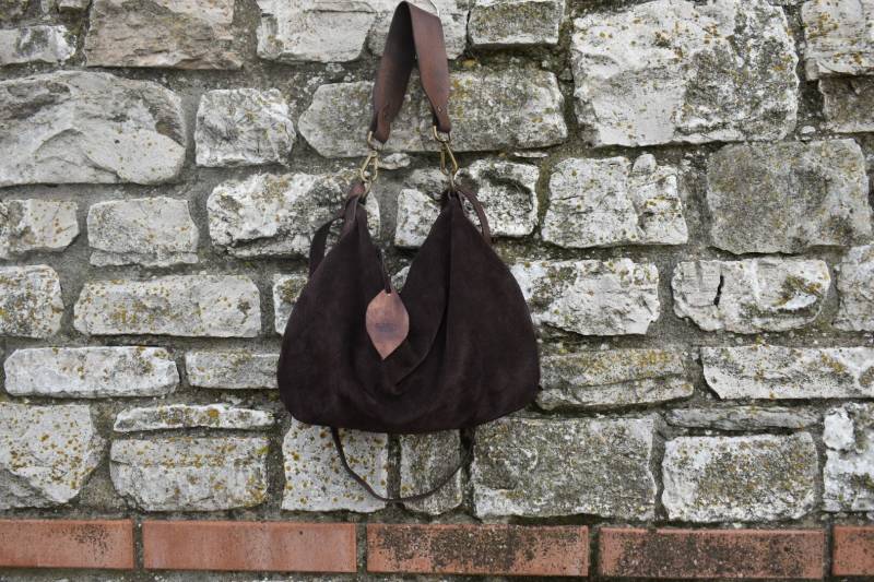 Braune Umhängetasche Aus Wildleder Mit Reißverschluss/Dunkelbraune Tasche Braune Umhängetasche Aus Wildleder Mit Reißverschluss/Dunkelbraune Tasche von Oldries