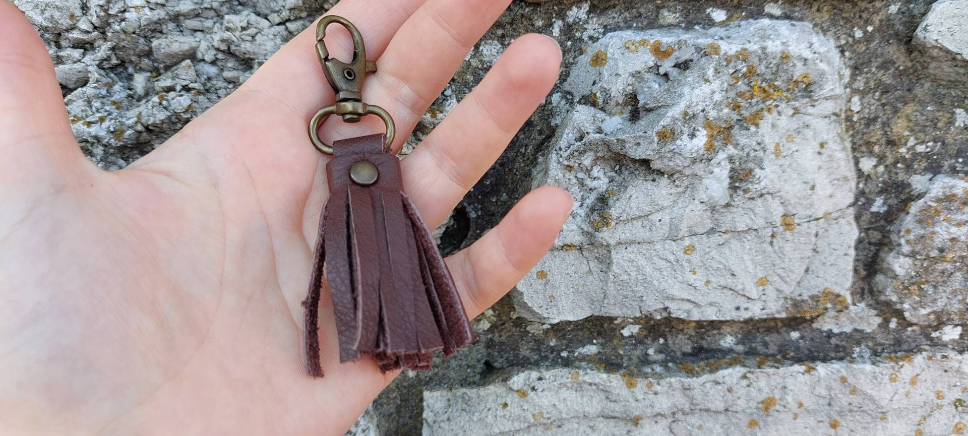 Brauner Lederschlüsselanhänger Quaste Kleine Größe Brauner Lederschlüsselanhänger Quaste Kleine Größe von Oldries