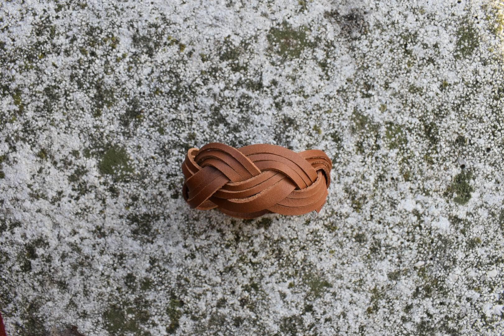 Lederarmband Mit Ineinander Verschlungenen Schnitten Lederarmband Mit Ineinander Verschlungenen Schnitten von Oldries