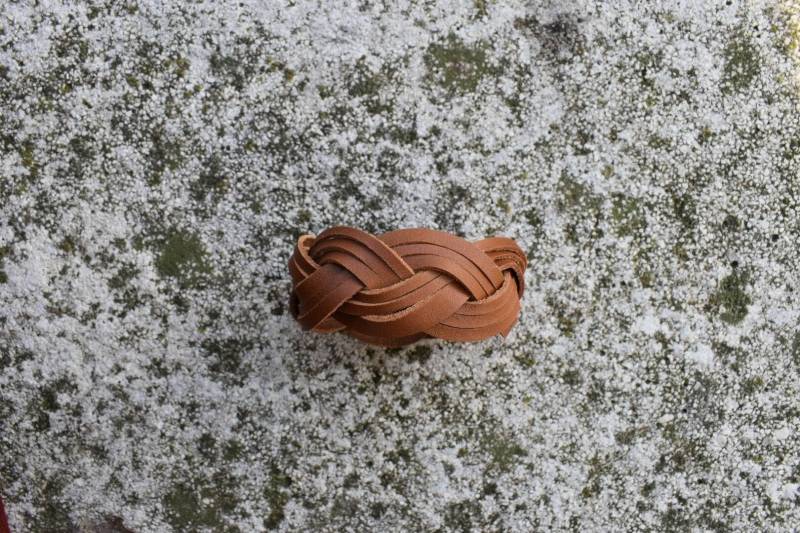 Lederarmband Mit Ineinander Verschlungenen Schnitten von Oldries