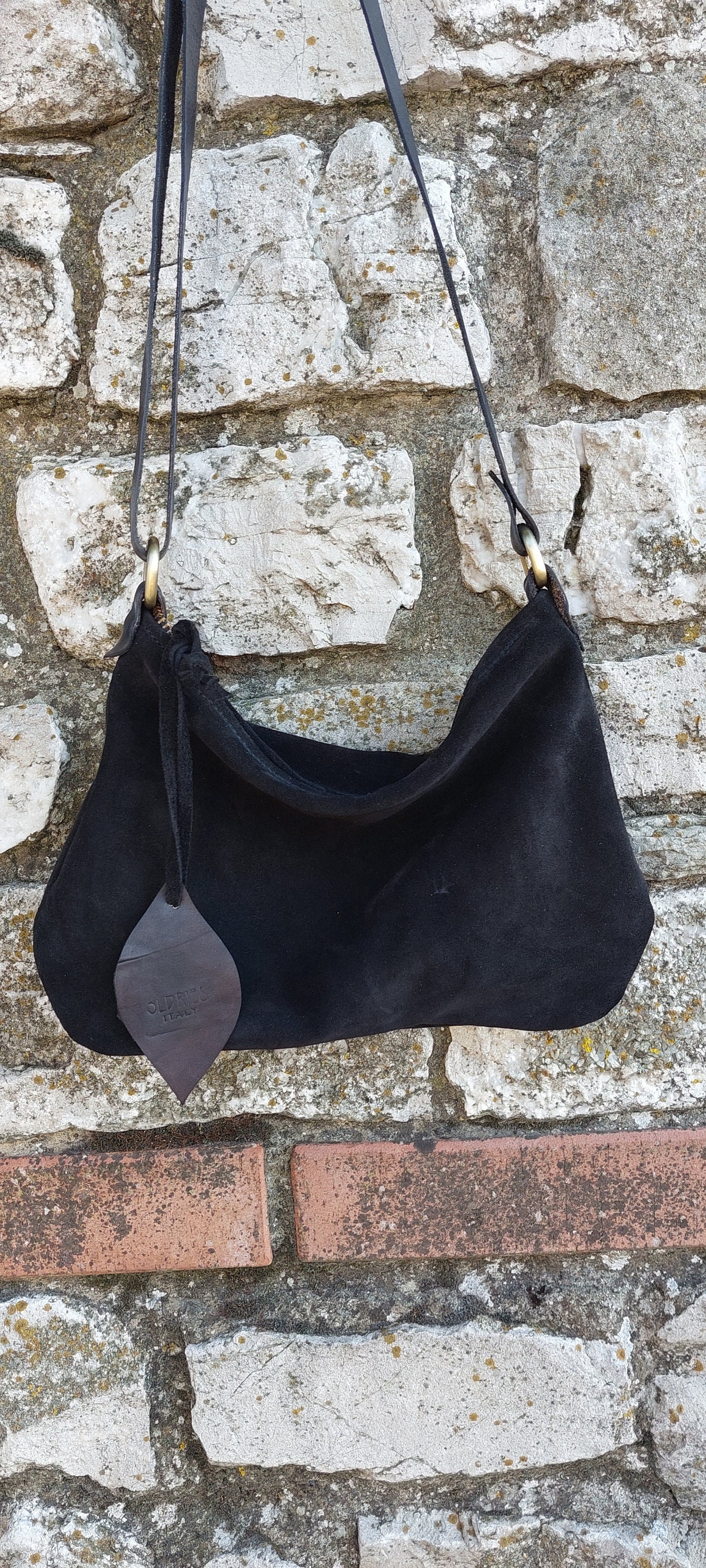 Umhängetasche Aus Weichem Schwarzem Wildleder Mit Reißverschluss/Mini-Hobo-Tasche Umhängetasche Aus Weichem Schwarzem Wildleder Mit Reißverschluss/Mini-Hobo-Tasche von Oldries