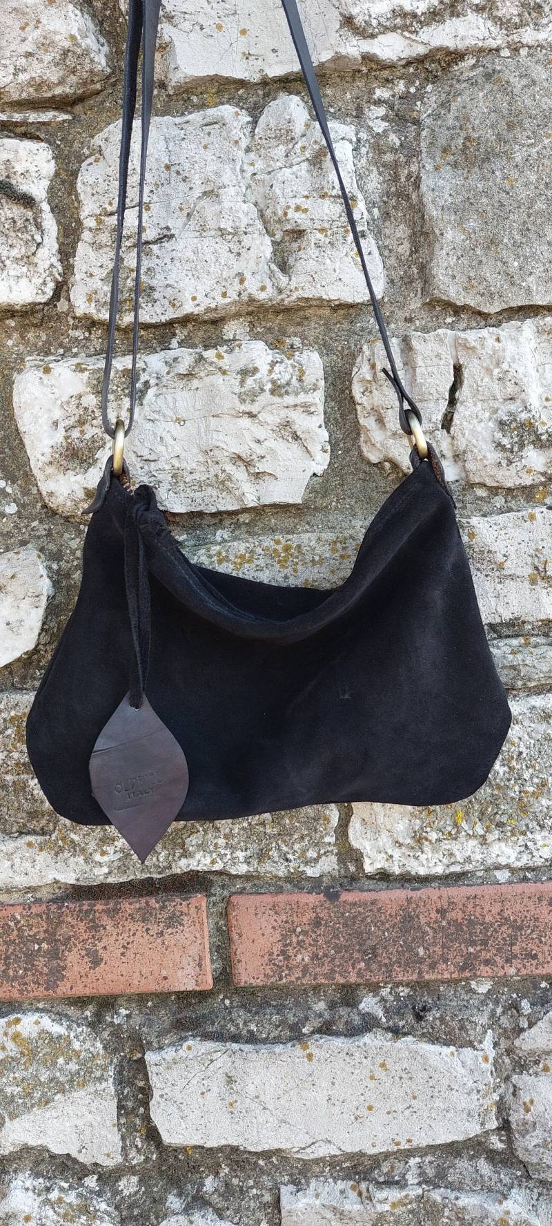 Umhängetasche Aus Weichem Schwarzem Wildleder Mit Reißverschluss/Mini-Hobo-Tasche Umhängetasche Aus Weichem Schwarzem Wildleder Mit Reißverschluss/Mini-Hobo-Tasche von Oldries