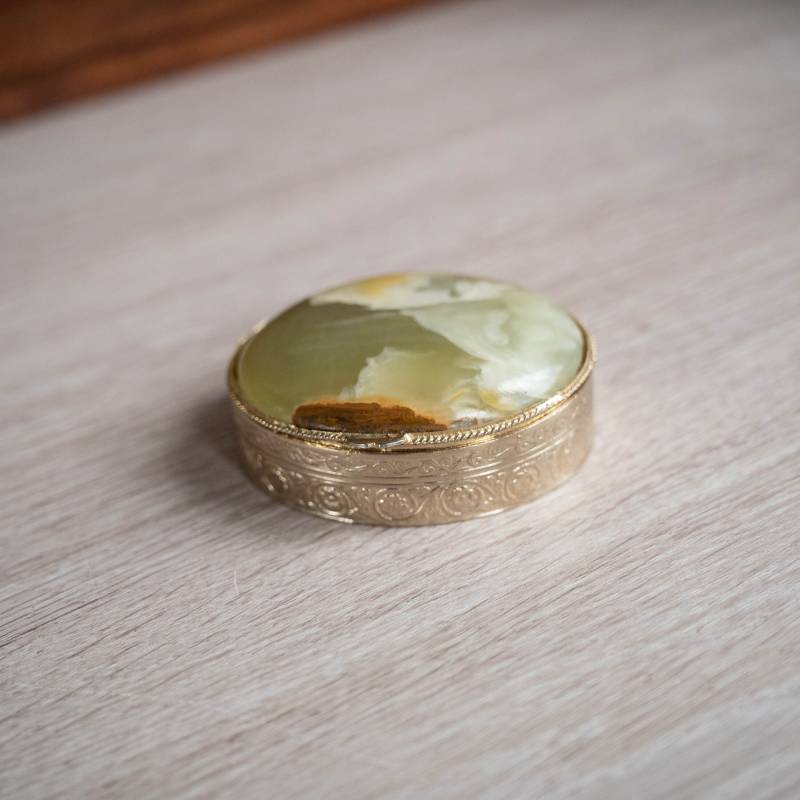 Gold Pillendose Vintage Metall Pillenhalter Tiny Schmuckkästchen von OldtimerBeauties