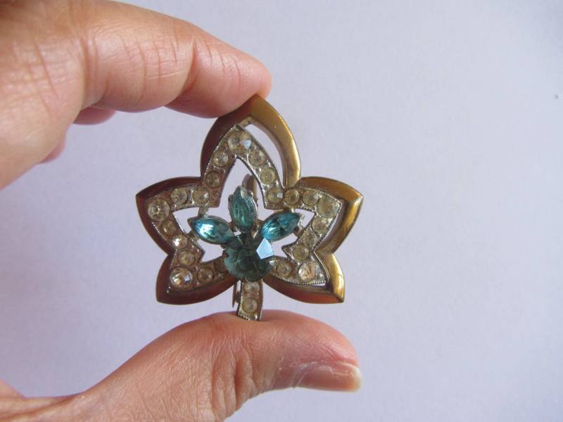 Schlichte Vintage Blatt Form Strass Pin Schlichte Vintage Blatt Form Strass Pin von Oldylocks