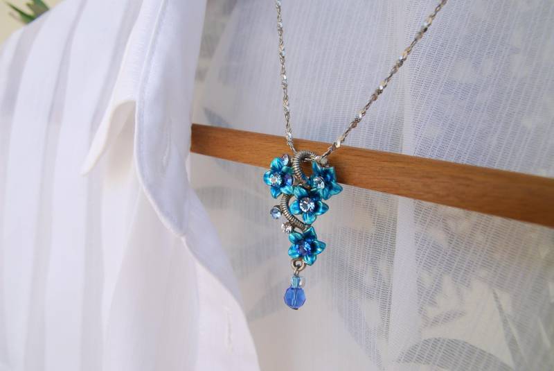 Blaue Blumen Anhänger Halskette Strass Blumenstrauß, Stahlkette Blaue Blumen Anhänger Halskette Strass Blumenstrauß, Stahlkette von OleePrettyNecklace
