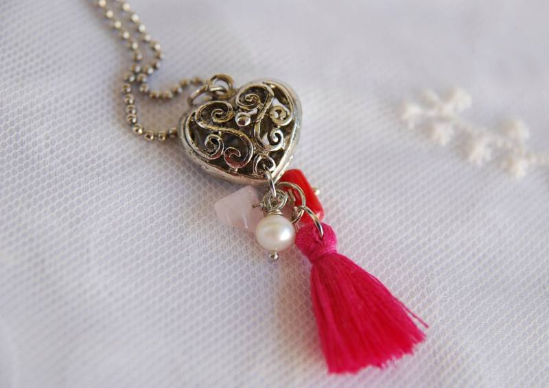 Filigraner Herz Anhänger Perle, Koralle, Rosenquarz & Rosa Quaste Filigraner Herz Anhänger Perle, Koralle, Rosenquarz & Rosa Quaste von OleePrettyNecklace