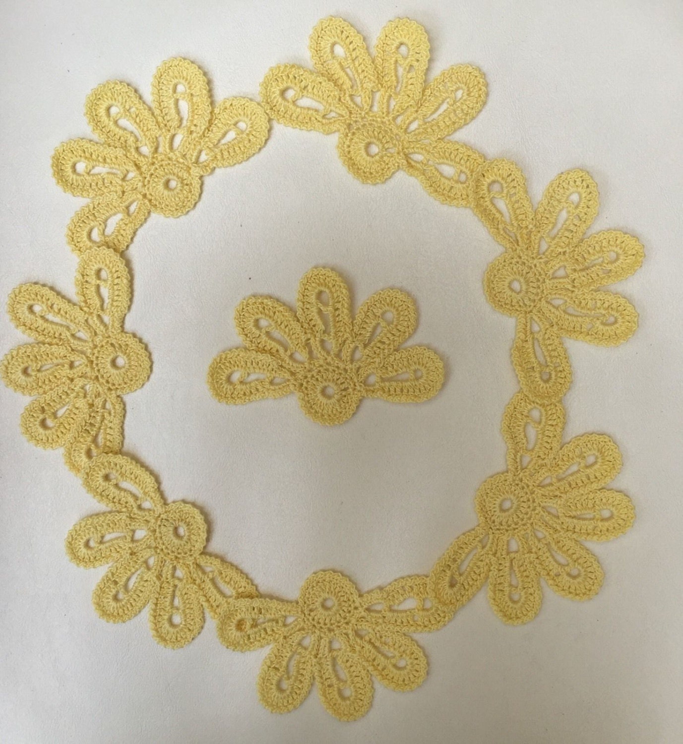 Häkelfaden Blume Häkeln Appliqué Hellgelb Motiv Gehäkelt 4Er-Set Frauen Accessoire Häkelfaden Blume Häkeln Appliqué Hellgelb Motiv Gehäkelt 4Er-Set Frauen Accessoire von OlenasDesign