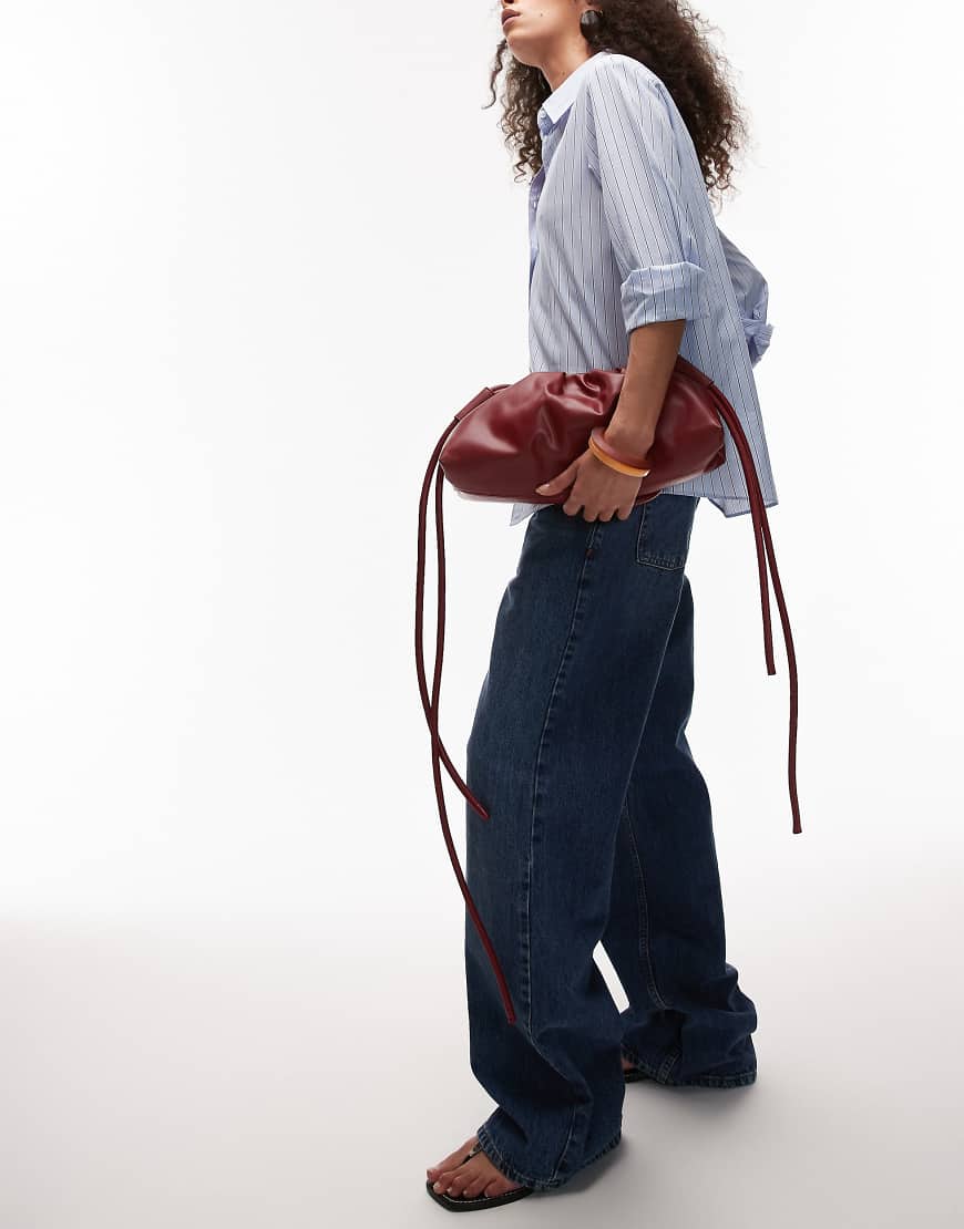 OLEND - Dumpling - Längliche Schultertasche in Kirschrot von Olend