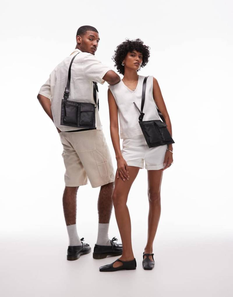 OLEND - The S. P.U Essentials - Umhängetasche in Schwarz mit Taschendetail von Olend