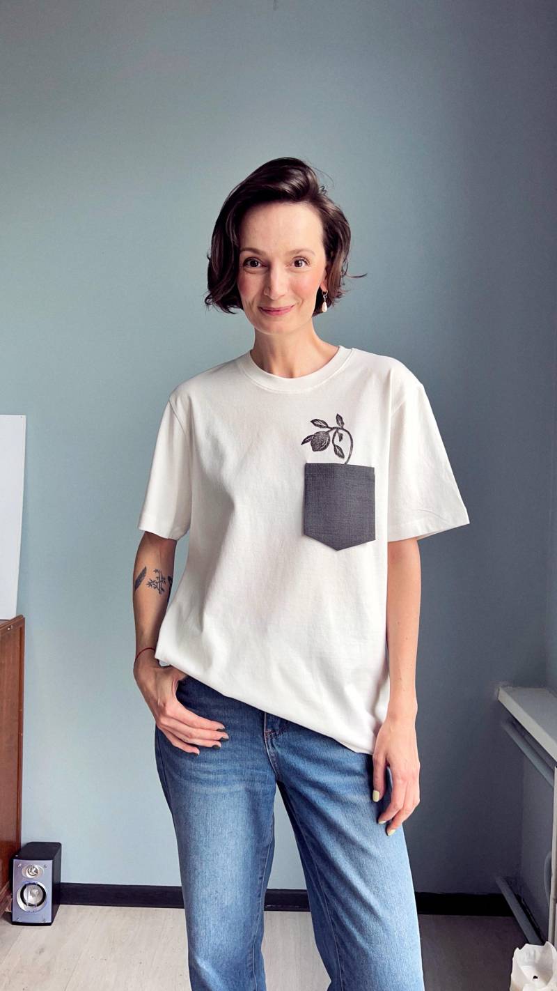Handgedrucktes T-Shirt Aus Bio-Baumwolle Upcycled Wool Pocket, Anpassbar Handgedrucktes T-Shirt Aus Bio-Baumwolle Upcycled Wool Pocket, Anpassbar von OlesiaGoesUPCYCLING