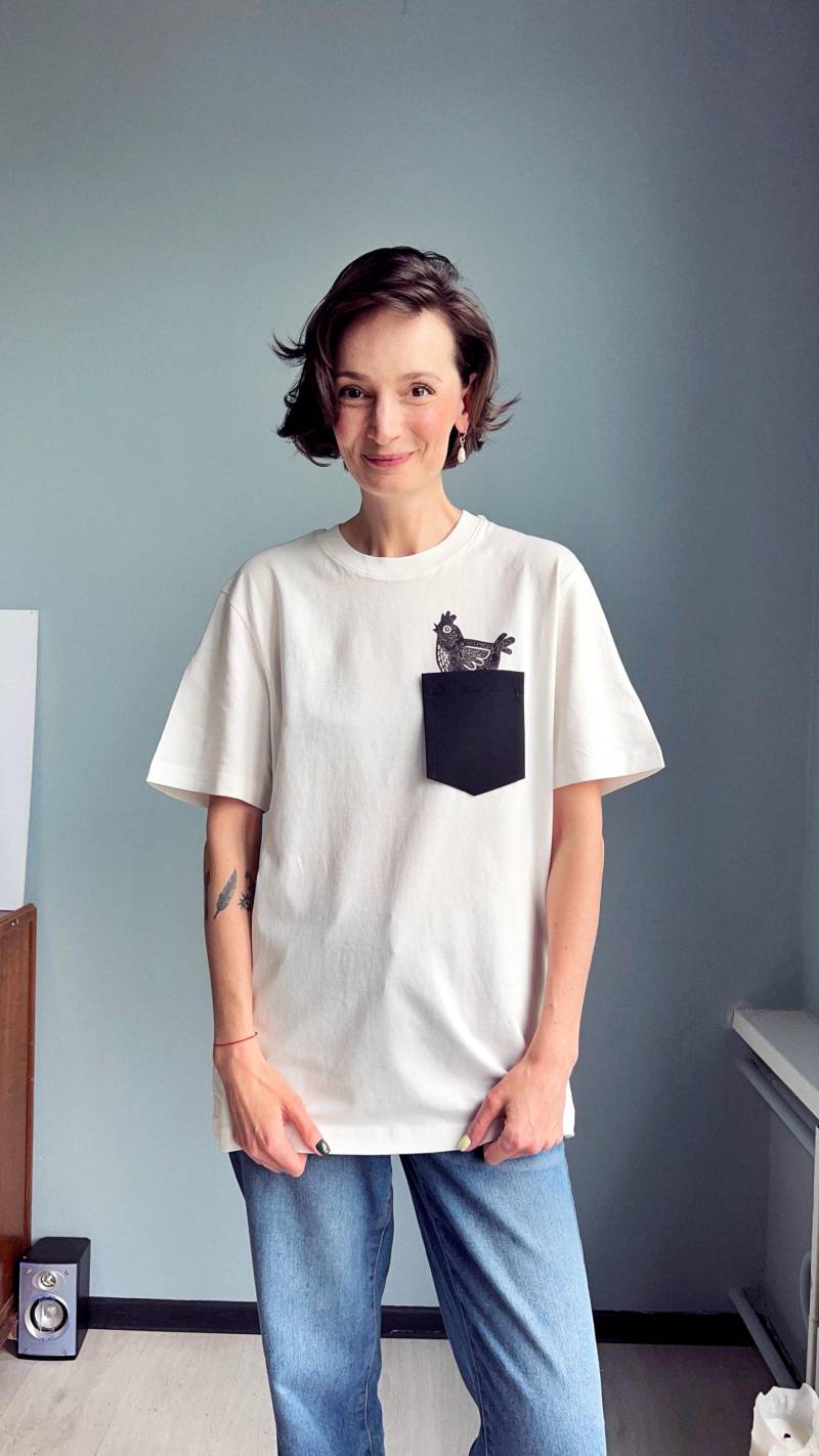 Handgedrucktes T-Shirt Aus Bio-Baumwolle Upcycled Wool Pocket, Anpassbar Handgedrucktes T-Shirt Aus Bio-Baumwolle Upcycled Wool Pocket, Anpassbar von OlesiaGoesUPCYCLING