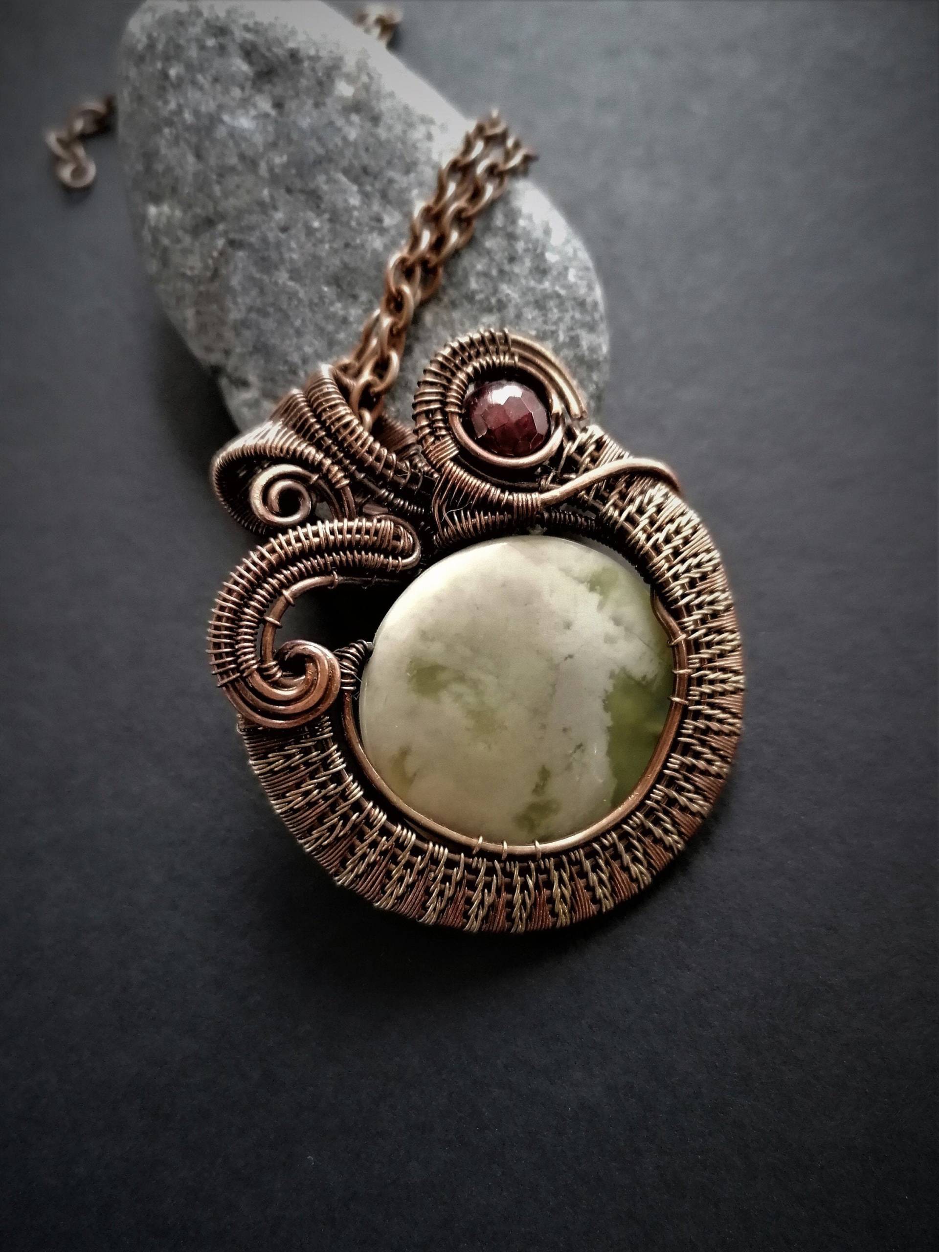 Anhänger Mit Nephrit Und Granat Stein, Kupfer-Anhänger Nephrit, Draht Wickeln Halskette, Einzigartige Granat, Schmuck Anhänger Mit Nephrit Und Granat Stein, Kupfer-Anhänger Nephrit, Draht Wickeln Halskette, Einzigartige Granat, Schmuck von OlgaGrassJewelry