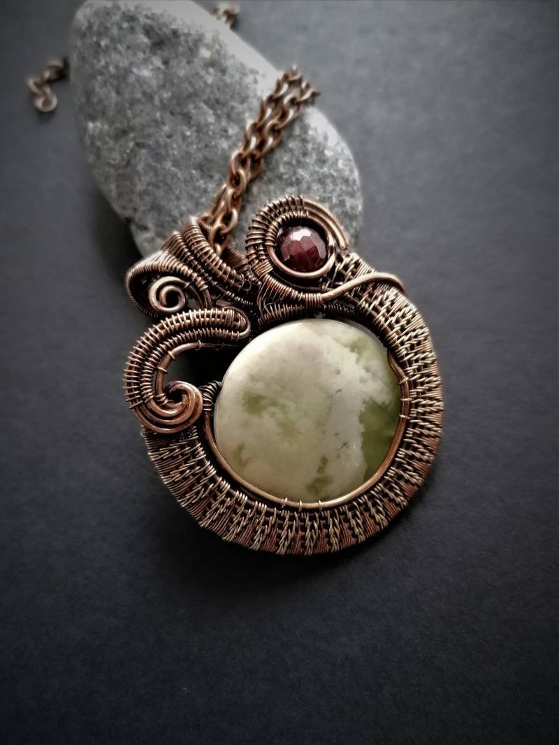 Anhänger Mit Nephrit Und Granat Stein, Kupfer-Anhänger Nephrit, Draht Wickeln Halskette, Einzigartige Granat, Schmuck Anhänger Mit Nephrit Und Granat Stein, Kupfer-Anhänger Nephrit, Draht Wickeln Halskette, Einzigartige Granat, Schmuck von OlgaGrassJewelry