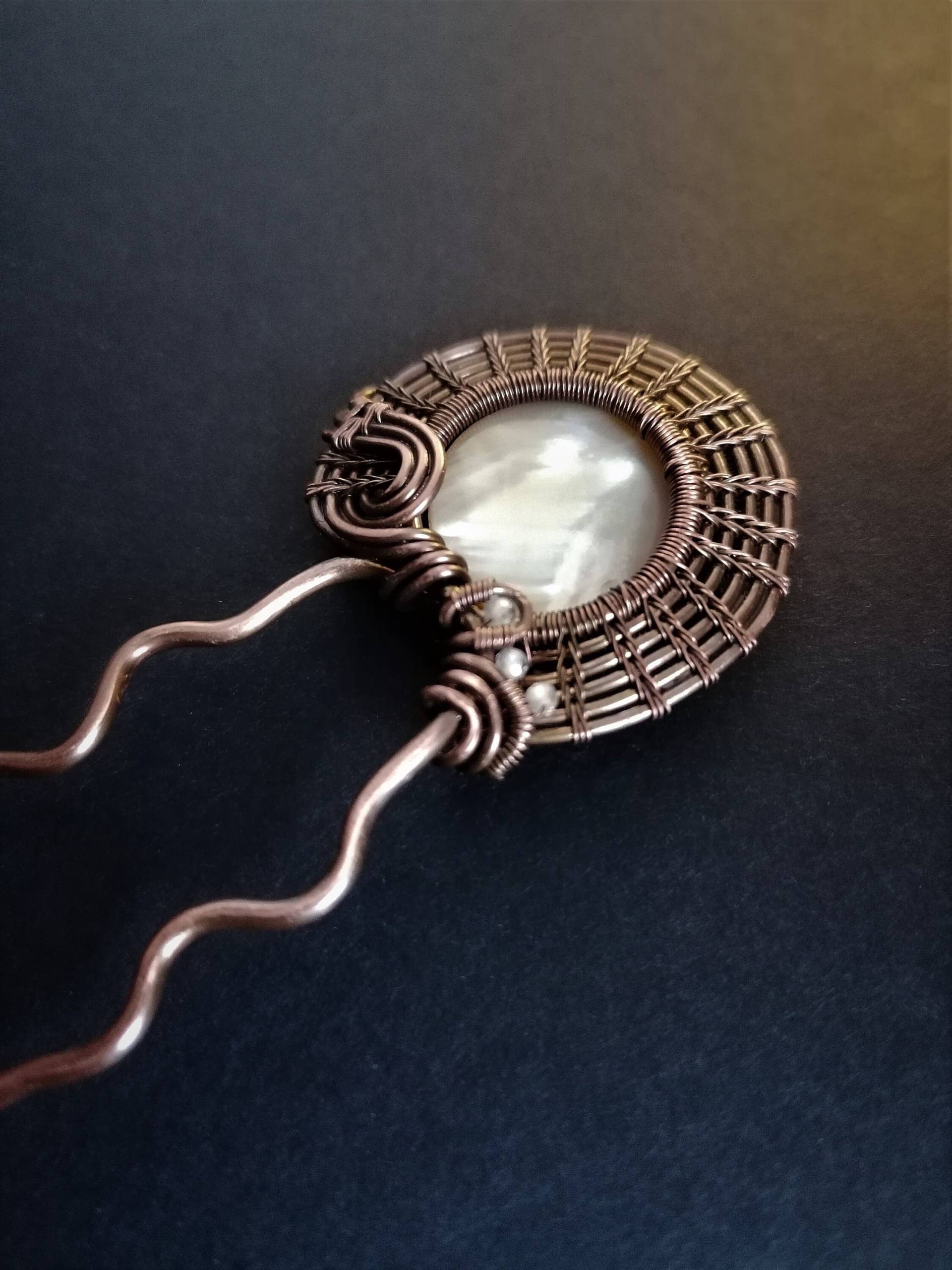 Haarnadel Mit Perlmutt Und Zirkon, Kupfer Draht Wickeln Haarnadel, Einzigartige Nacre, Zubehör Für Frauen Haarnadel Mit Perlmutt Und Zirkon, Kupfer Draht Wickeln Haarnadel, Einzigartige Nacre, Zubehör Für Frauen von OlgaGrassJewelry