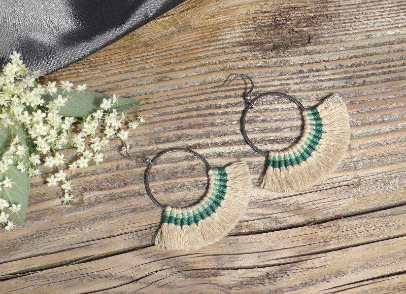 Creolen Makramee. Sommer Strand Tragen. Grün Beige Accessorize. Knoten Macrame Schmuck-Set. Avventurin Armband. Boho Fransen Ohrring von OlgaMacrame