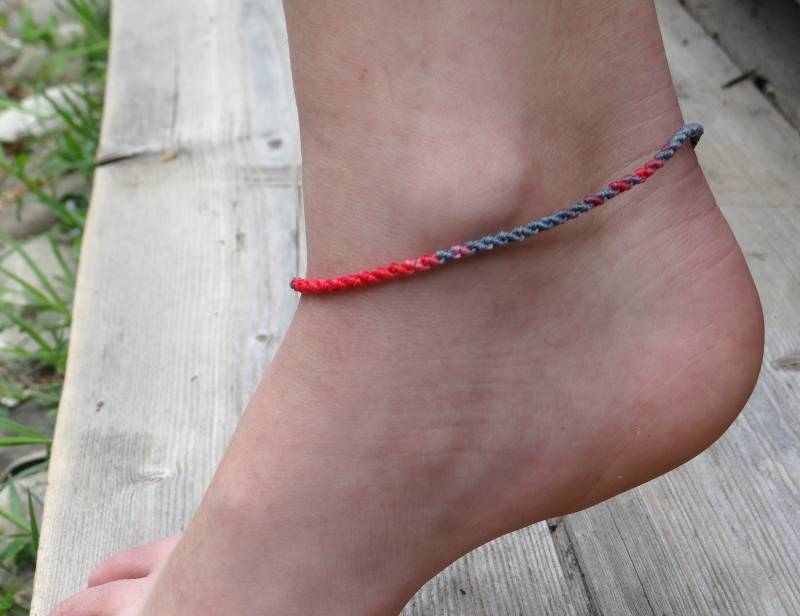 Schmetterling Fußkettchen. Bunte Minimale Makramee Freundschaft Armbänder Und Strand Tragen. Paare Armbänder, Körper Jewerly von OlgaMacrame