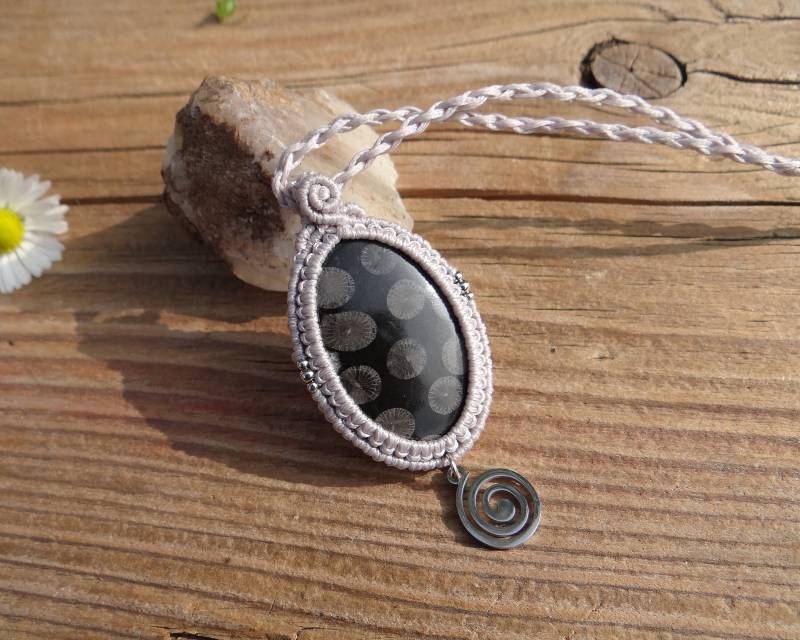 Schwarze Fossil Koralle Makramee Kristall Kette. Alltagszierliche Schmuckstücke Mit Edelstein Und Edelstahlperlen Spiralförmiger Unendlichkeit von OlgaMacrame
