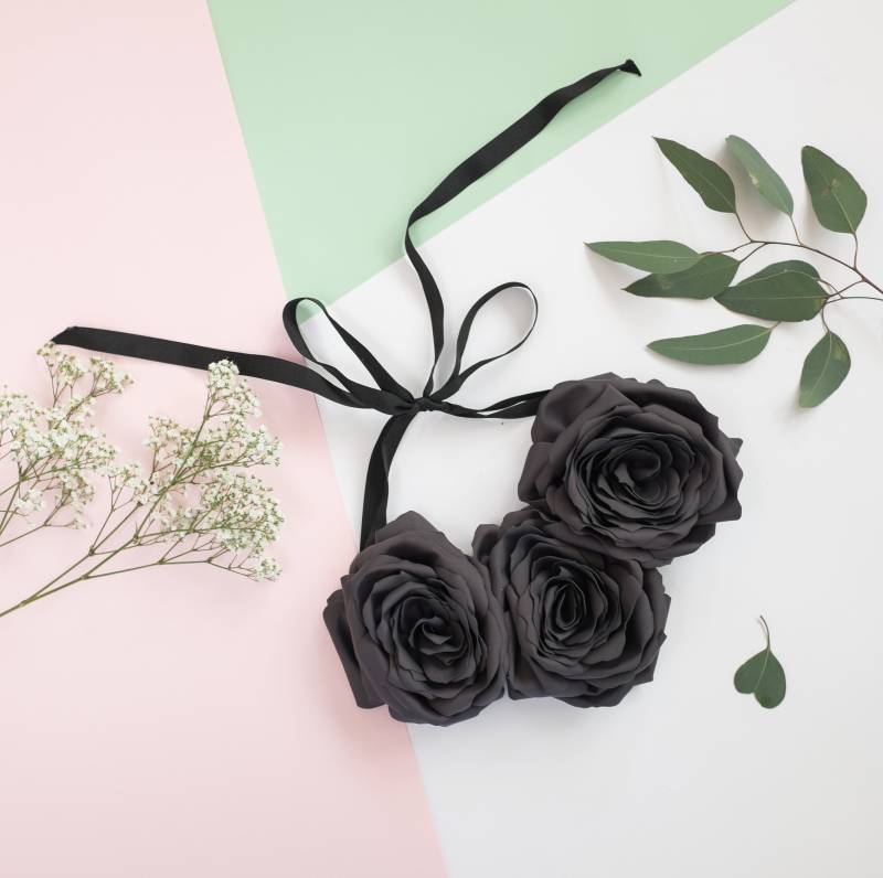Blume Handgemachte Halskette, Statement Florales Halstuch Meisterwerk/Mattierter Stoff Grau, Wolke Grau, Stahlgrau, Platingrau Grau Blume Handgemachte Halskette, Statement Florales Halstuch Meisterwerk/Mattierter Stoff Grau, Wolke Grau, Stahlgrau, Platingrau Grau von OlgaRe