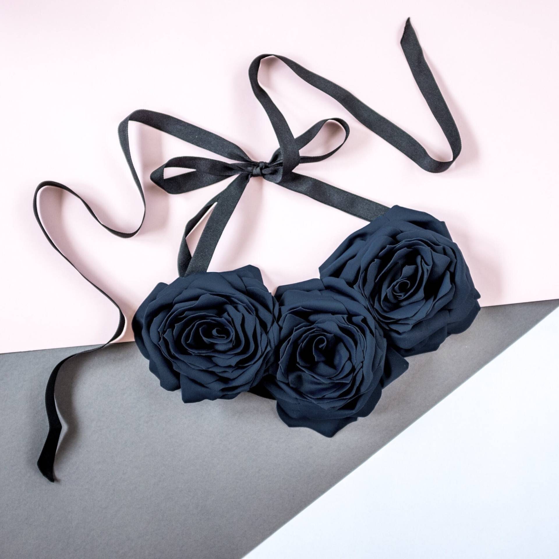 Blumen Halskette, Handgemachter Floraler Statement Chocker/Denim Blau, Yale Space Blue, Preußenblau Blumen Halskette, Handgemachter Floraler Statement Chocker/Denim Blau, Yale Space Blue, Preußenblau von OlgaRe