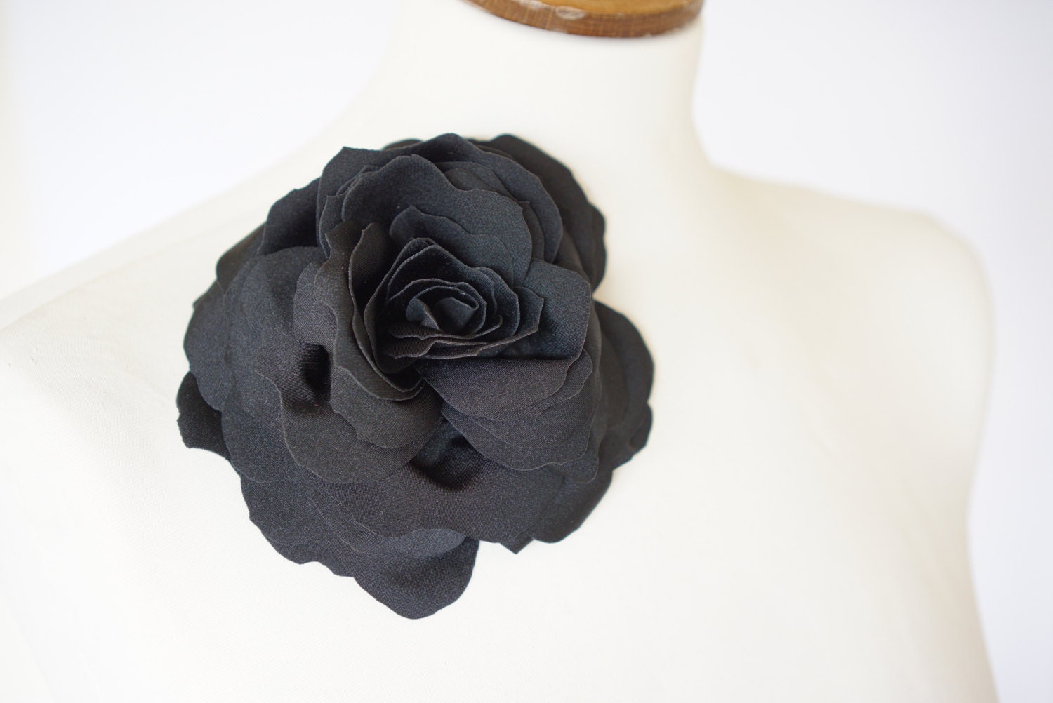 Schwarze Blumenbrosche, Stoff, Handarbeit Schwarze Blumenbrosche, Stoff, Handarbeit von OlgaRe