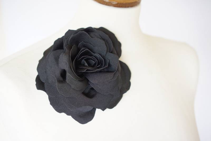 Schwarze Blumenbrosche, Stoff, Handarbeit Schwarze Blumenbrosche, Stoff, Handarbeit von OlgaRe
