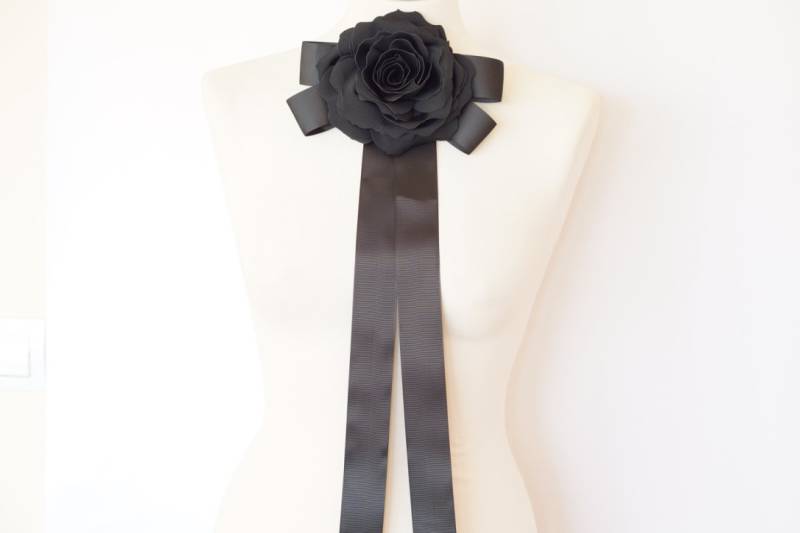 Schwarze Blumenbrosche Mit Einer Schwarzen Schleife Gemacht Vom Band, Fliege Brosche Blume Schwarze Blumenbrosche Mit Einer Schwarzen Schleife Gemacht Vom Band, Fliege Brosche Blume von OlgaRe