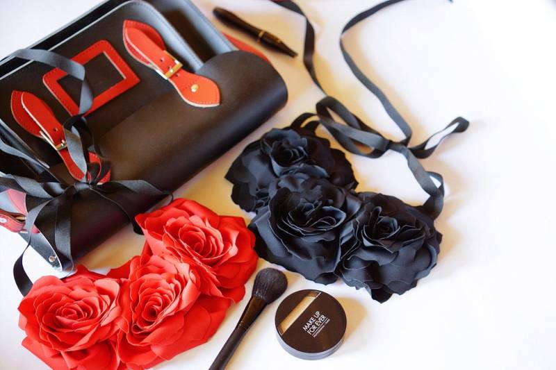 Stoff-Blumen-Halskette, Floral Statament Stück, Blumen Schmuck, Handarbeit, Schwarze Krawatte Schleife/Schwarz von OlgaRe