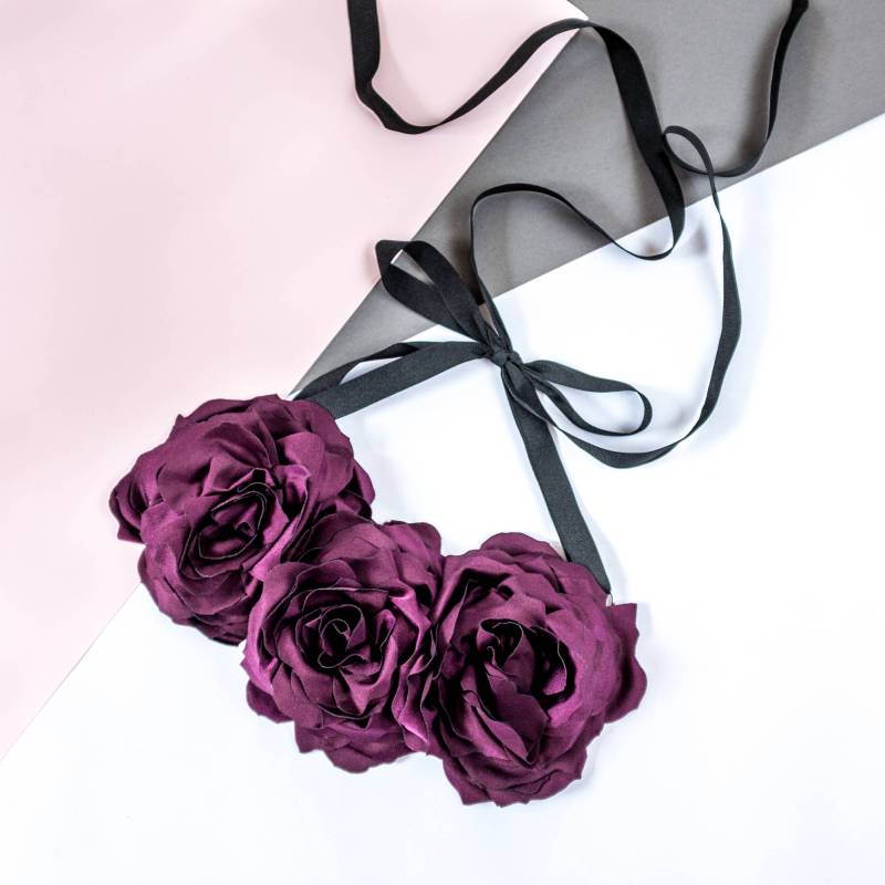 Stoffblume Halskette, Drei Blumen Statement Lätzchen, Großes Blumenhalsband/Weinrot, Rot Lila Schwarze Schleife Stoffblume Halskette, Drei Blumen Statement Lätzchen, Großes Blumenhalsband/Weinrot, Rot Lila Schwarze Schleife von OlgaRe