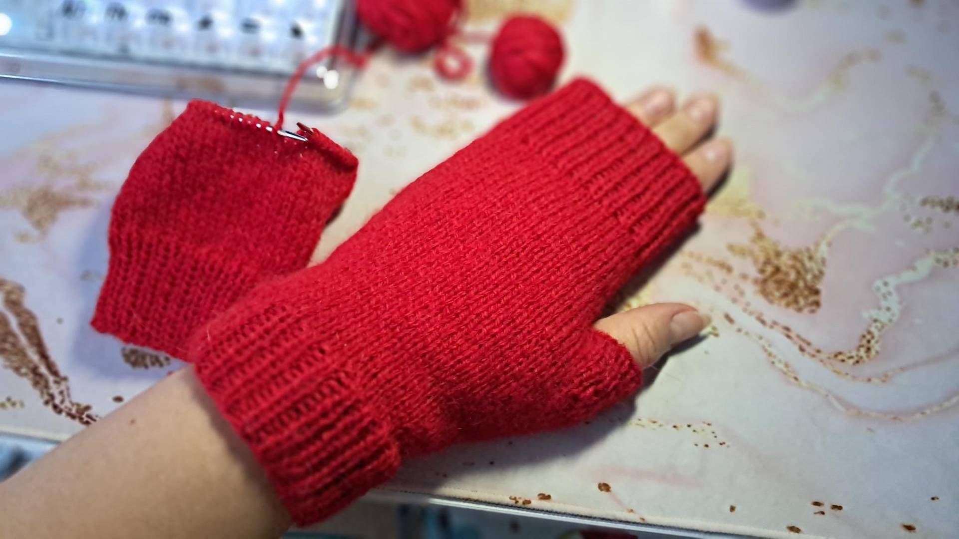 Fingerlose Strickhandschuhe Aus Roter Wolle, Weiche Handgestrickte Armstulpen, Herbsthandschuhe Für Wärme Und Stil Fingerlose Strickhandschuhe Aus Roter Wolle, Weiche Handgestrickte Armstulpen, Herbsthandschuhe Für Wärme Und Stil von Olgaknitts