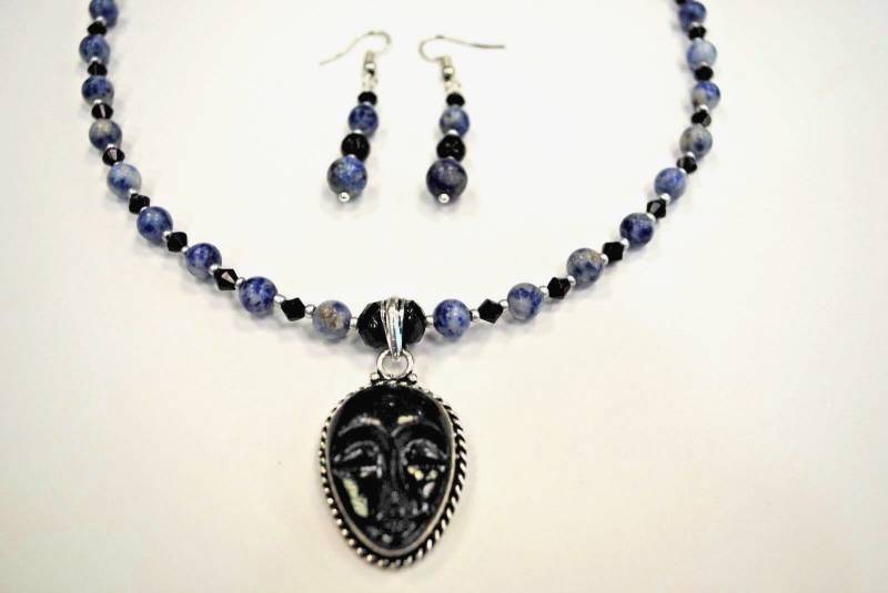 Kostenloser Versand Sodalith Halskette Set.schwarzes Gesicht Anhänger Set.kurze Halskette.glas Und Sodalit Set.olga Es Treasures Shop von OlgasTreasuresShop