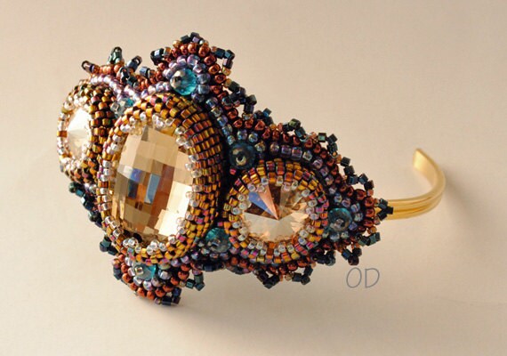 Natasha. Stickerei-Armband. Erhältlich in Den Farben Grün Und Braun von Olgaterranova