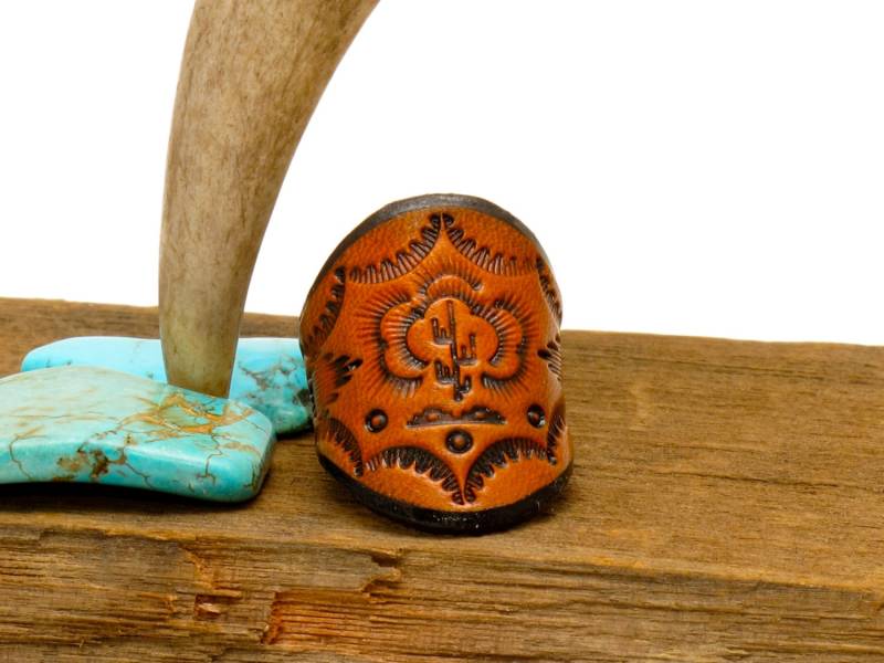 Bearbeitete Leder Ring ~ Saguaro Schrein Bearbeitete Leder Ring ~ Saguaro Schrein von OliRoseCollection