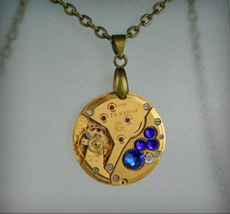 Gold Steampunk Anhänger Mit Capri Blau Kristall, Schmuck, Uhrwerk von Olisava