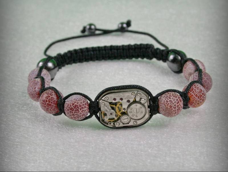steampunk Armband, Rote Achat Perlen, Altes Uhrwerk von Olisava