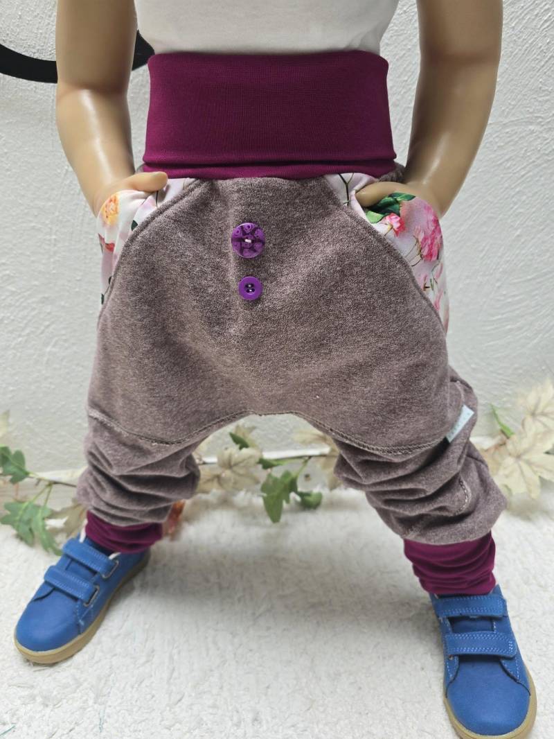 Handgemachte Mädchen Kinderhose Gr.110-116 - Dicker Wintersweat, Warm & Weich Für Kalte Tage | Mauve Pumphose Kängurutasche Blumigen von OlivaFashion