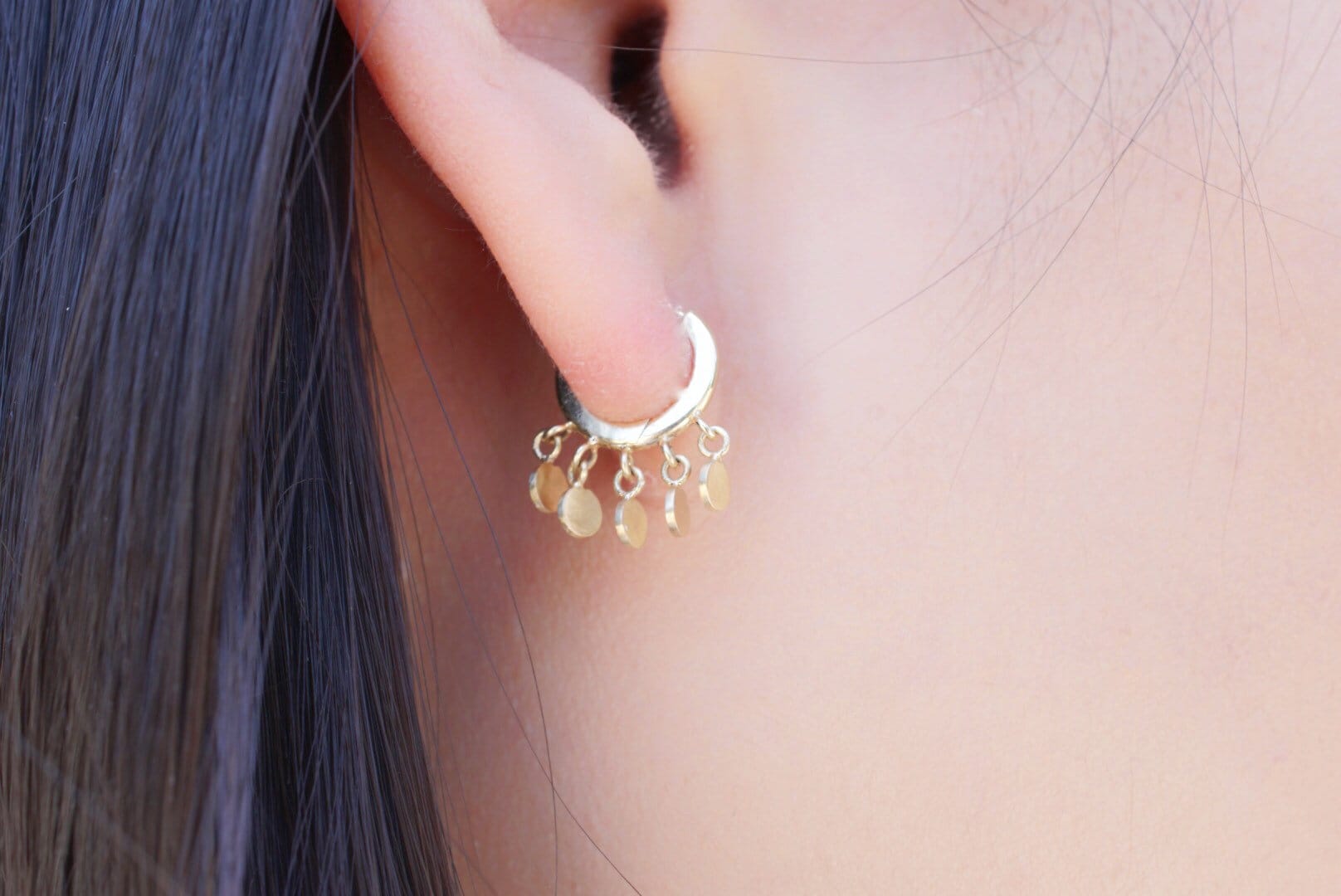 Huggie Hoop Ohrringe Mit Kleinen Scheiben | 14K Solid Gold Minimal Huggie Hoop Ohrringe Mit Kleinen Scheiben | 14K Solid Gold Minimal von OliveBranchByAutumn