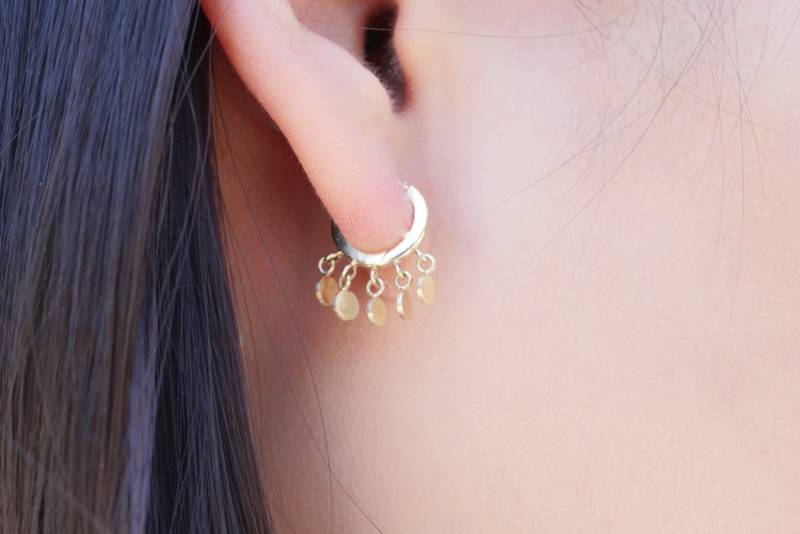 Huggie Hoop Ohrringe Mit Kleinen Scheiben | 14K Solid Gold Minimal Huggie Hoop Ohrringe Mit Kleinen Scheiben | 14K Solid Gold Minimal von OliveBranchByAutumn