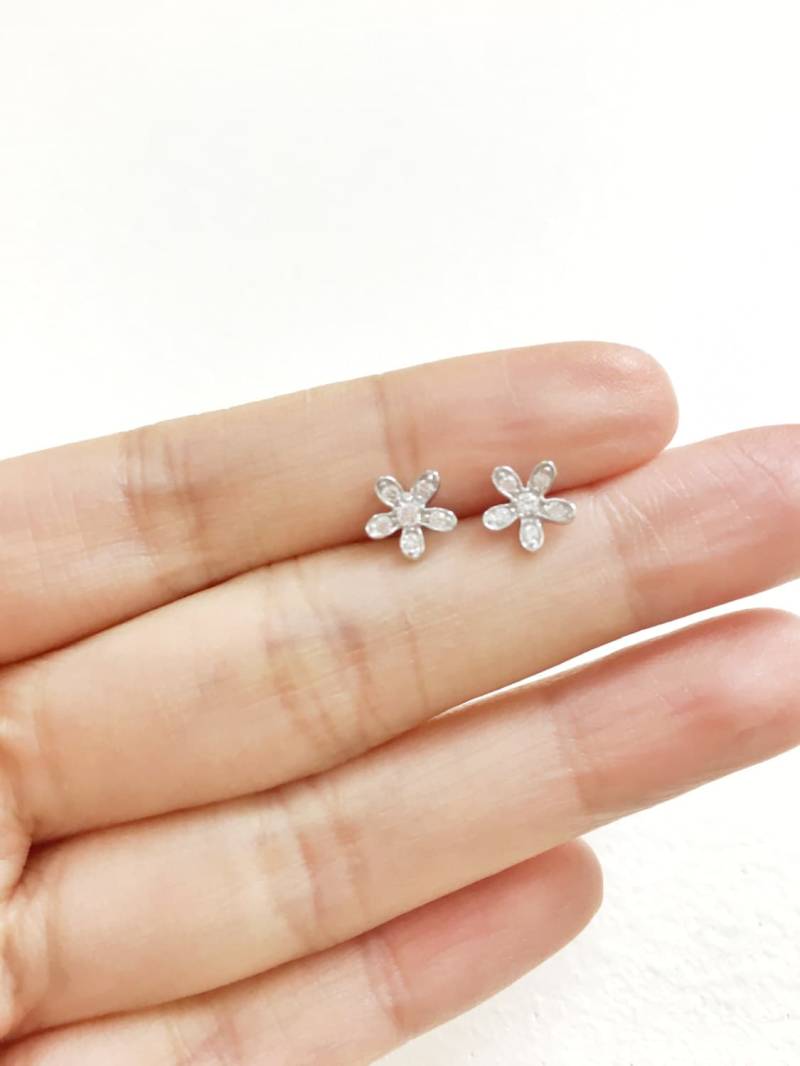 Zierliche Sterling Silber Gänseblümchen Ohrstecker | Minimal Blumen Cz Zierliche Sterling Silber Gänseblümchen Ohrstecker | Minimal Blumen Cz von OliveBranchByAutumn