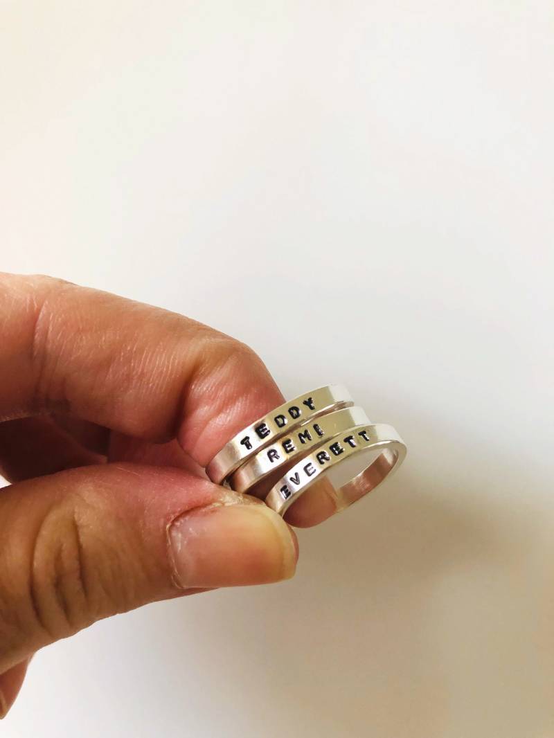 Zierlicher Name Ring, Benutzerdefinierte Personalisierte Monogramm Wort Ringe, Muttertag Geschenk Zierlicher Name Ring, Benutzerdefinierte Personalisierte Monogramm Wort Ringe, Muttertag Geschenk von OliveDeer