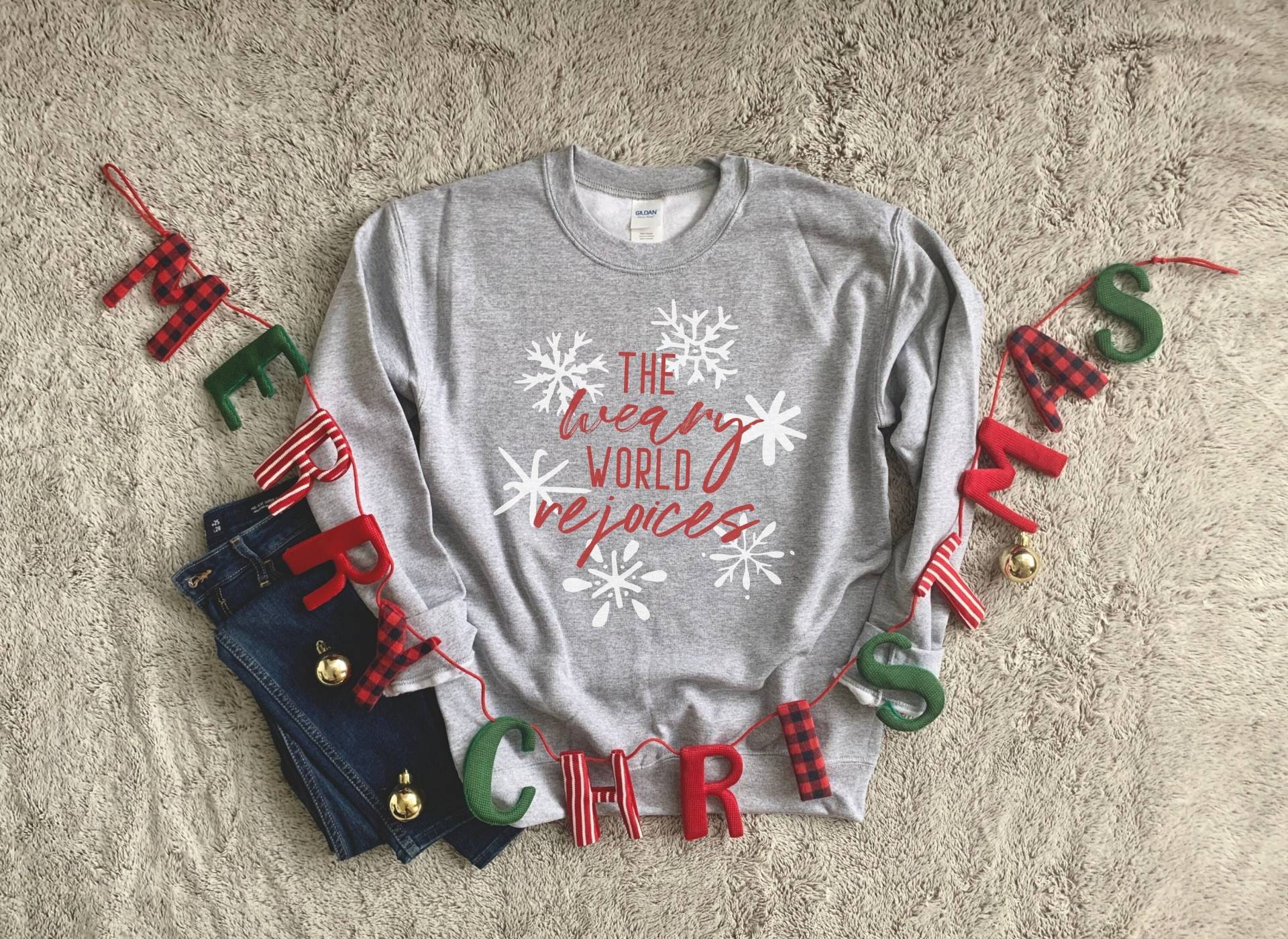 The Weary World Rejoices Sweatshirt/Oh Holy Night O Christmas Crew Sweater Hymn von OliveJuiceBabe