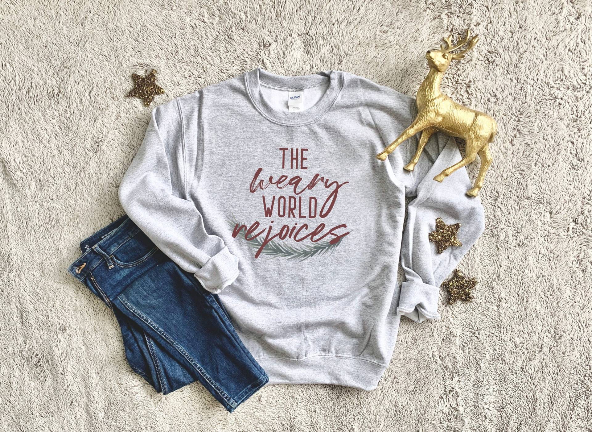 The Weary World Rejoices Sweatshirt/Oh Holy Night O Christmas Crew Sweater Hymn von OliveJuiceBabe